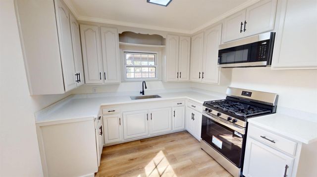 2033 Mayfair Drive E, Fresno, CA 93703