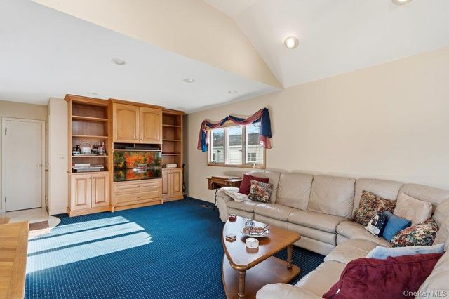 29 Munson Court, Melville, NY 11747