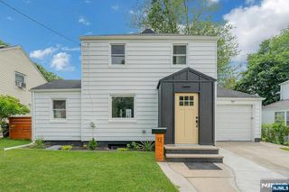 12 Lerome Place, Teaneck, NJ 07666