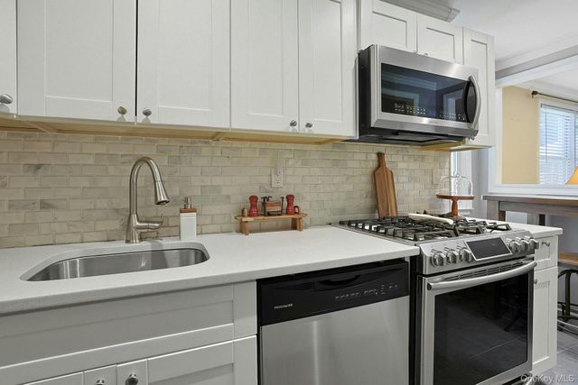 15 Bryant Crescent 2G, White Plains, NY 10605