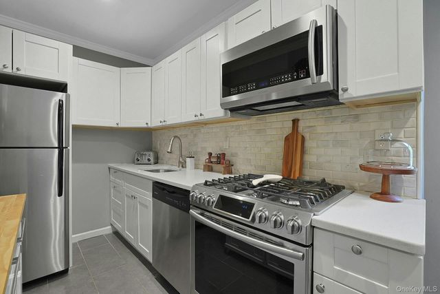 15 Bryant Crescent 2G, White Plains, NY 10605