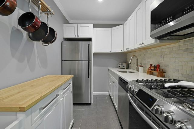 15 Bryant Crescent 2G, White Plains, NY 10605