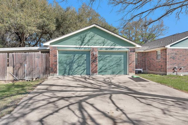 10408 Glennswood Drive, Navasota, TX 77868