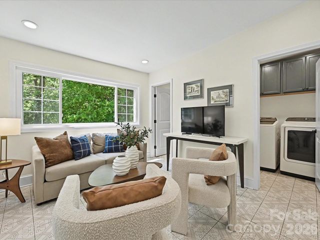 3016 Hanson Drive, Charlotte, NC 28207