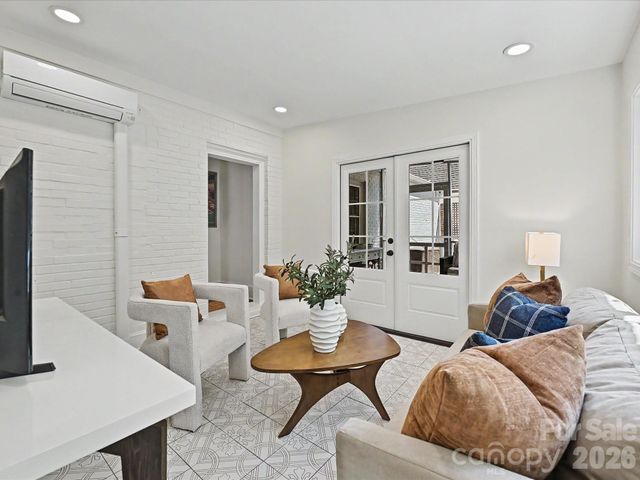 3016 Hanson Drive, Charlotte, NC 28207