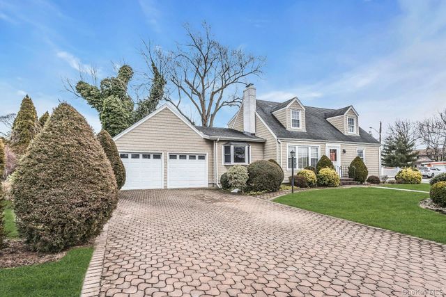 26 Bayview Avenue, Massapequa, NY 11758