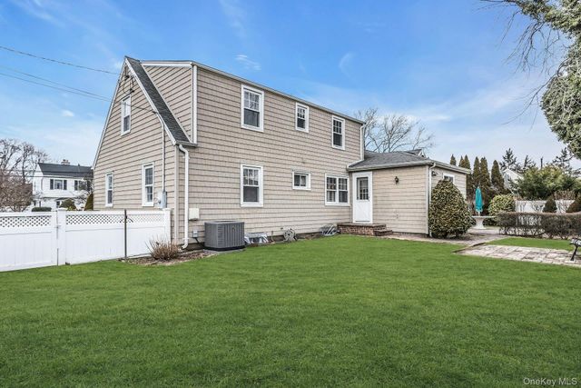 26 Bayview Avenue, Massapequa, NY 11758