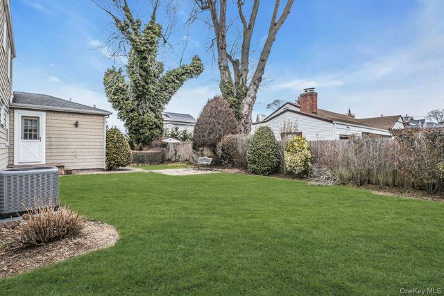 26 Bayview Avenue, Massapequa, NY 11758