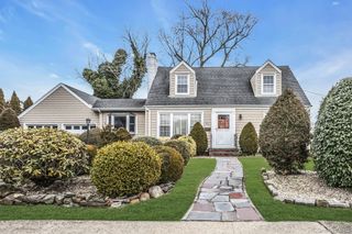 26 Bayview Avenue, Massapequa, NY 11758