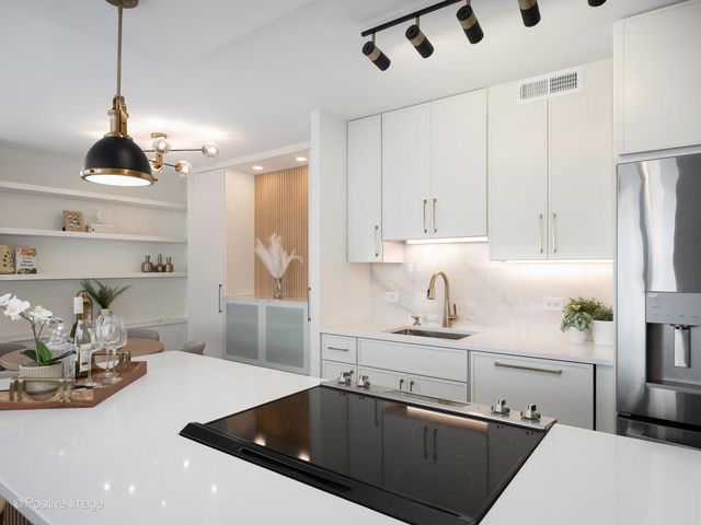 1360 N Sandburg Terrace 1212C, Chicago, IL 60610