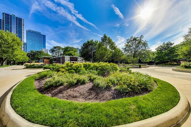 1360 N Sandburg Terrace 1212C, Chicago, IL 60610