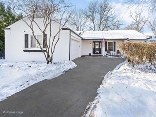 2S386 SENECA Drive, Wheaton, IL 60189