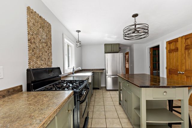 10 Brenrae Dr, Middleboro, MA 02346