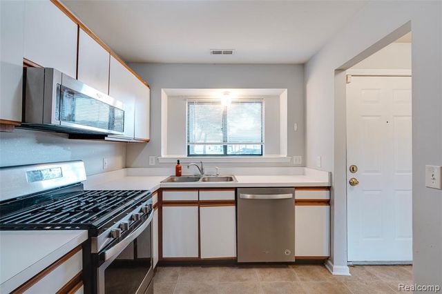 42481 Lilley Pointe Drive, Canton, MI 48187