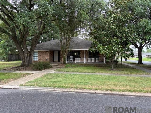 1383 Queen Cathy Dr, Baton Rouge, LA 70816