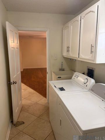 1383 Queen Cathy Dr, Baton Rouge, LA 70816