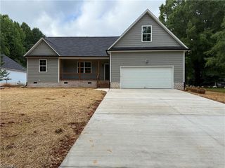 905 EDGEMONT Road, Greensboro, NC 27406