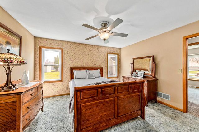 10500 S Jessica DRIVE, Oak Creek, WI 53154