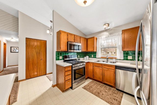 10500 S Jessica DRIVE, Oak Creek, WI 53154