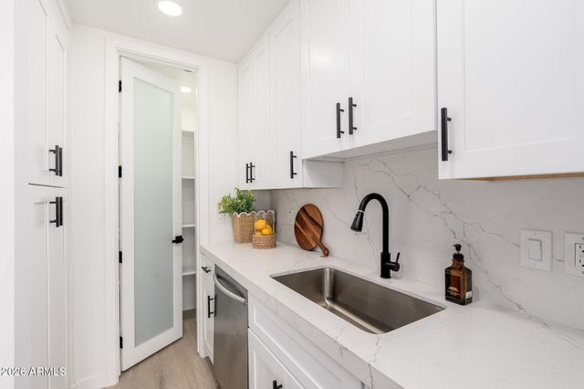 1940 E ORANGE Drive, Phoenix, AZ 85016