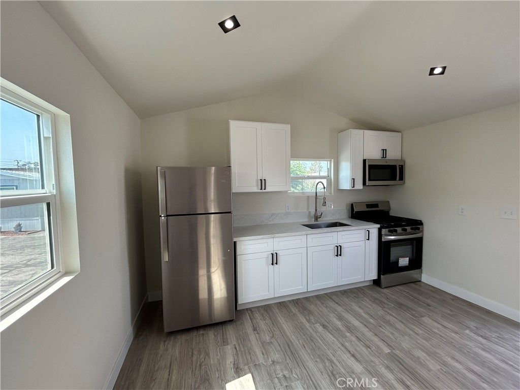 Image 3 of property listing at 300 E Arbor Street 2, Long Beach, CA 90805