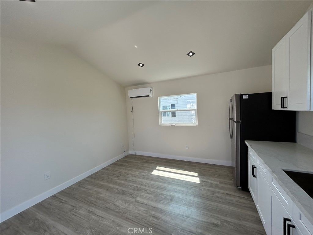 Image 4 of property listing at 300 E Arbor Street 2, Long Beach, CA 90805