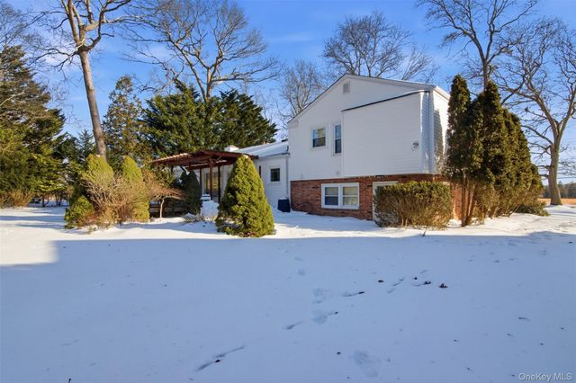 83 Woodlawn Avenue, East Moriches, NY 11940