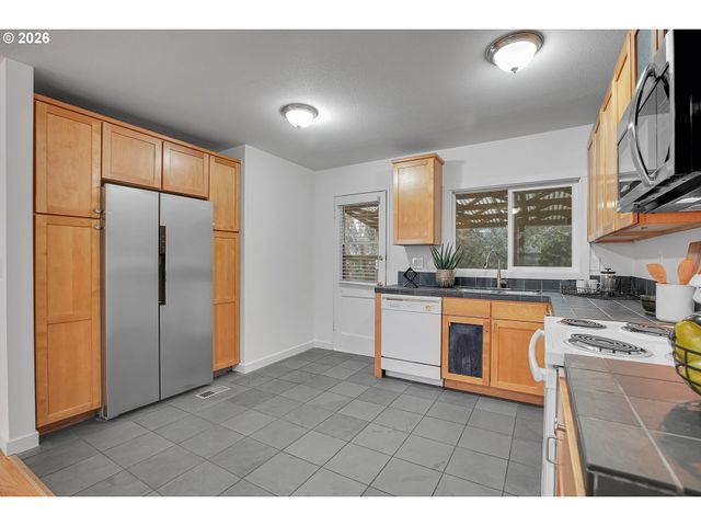 5941 Sw NEBRASKA St, Portland, OR 97221