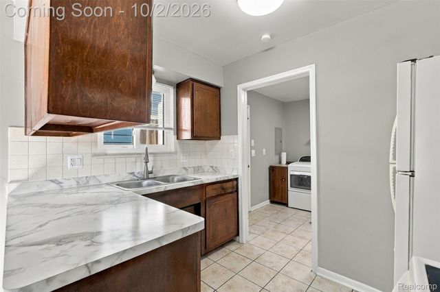 5970 N Silvery Lane, Dearborn Heights, MI 48127