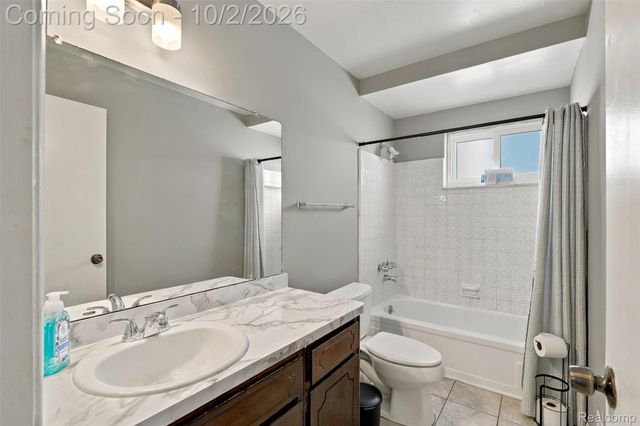 5970 N Silvery Lane, Dearborn Heights, MI 48127