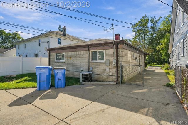 5970 N Silvery Lane, Dearborn Heights, MI 48127