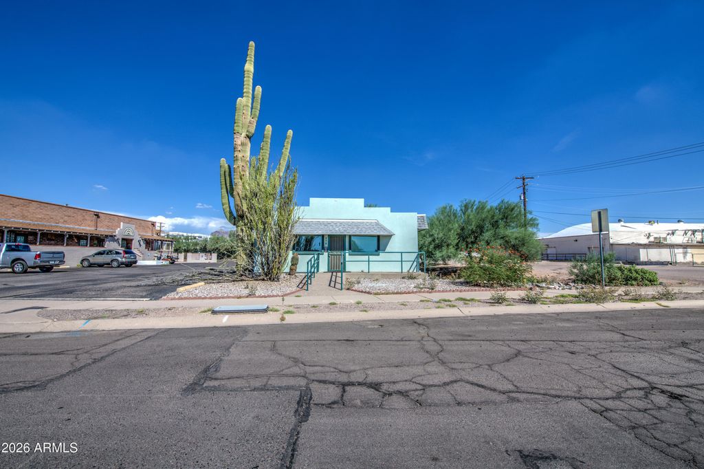 275 N PLAZA Drive, Apache Junction, AZ 85120 — exterior