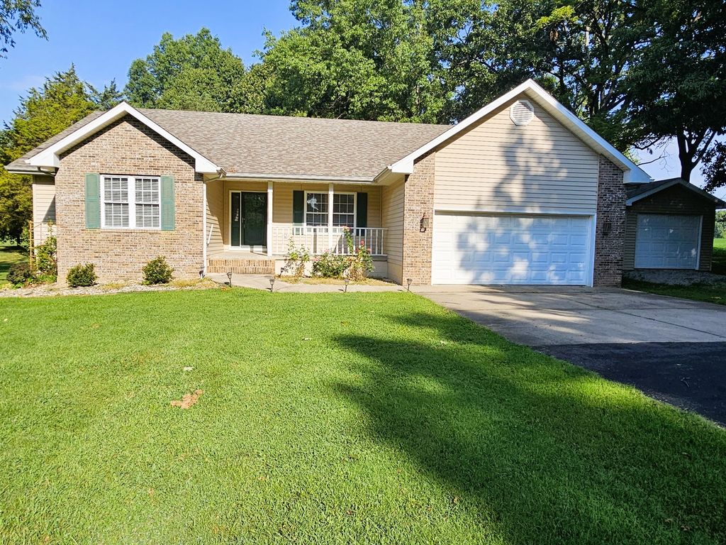 Image 2 of property listing at 14687 N Lost Lake Lane, Mt Vernon, IL 62864