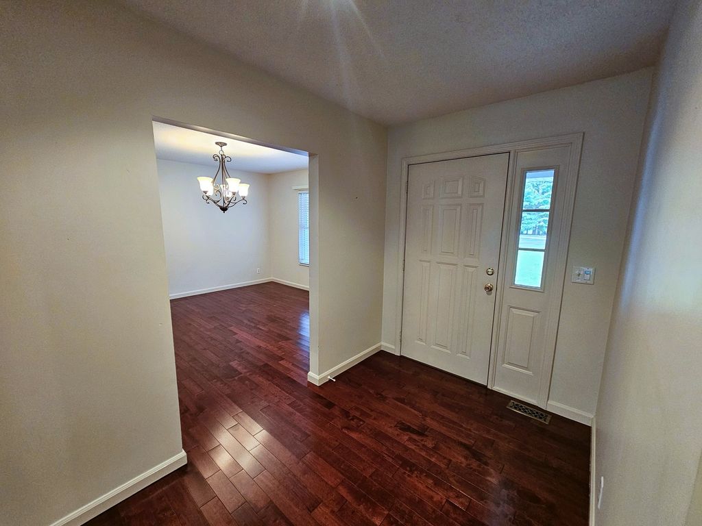 Image 11 of property listing at 14687 N Lost Lake Lane, Mt Vernon, IL 62864