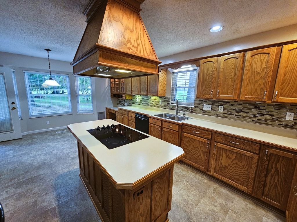Image 18 of property listing at 14687 N Lost Lake Lane, Mt Vernon, IL 62864