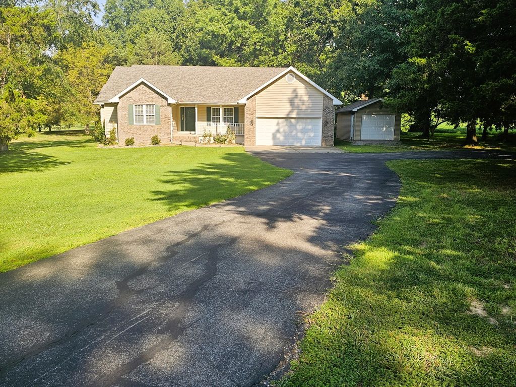 Image 3 of property listing at 14687 N Lost Lake Lane, Mt Vernon, IL 62864