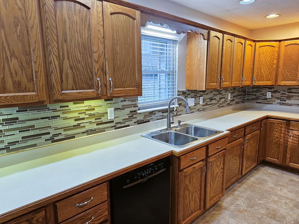 Image 21 of property listing at 14687 N Lost Lake Lane, Mt Vernon, IL 62864