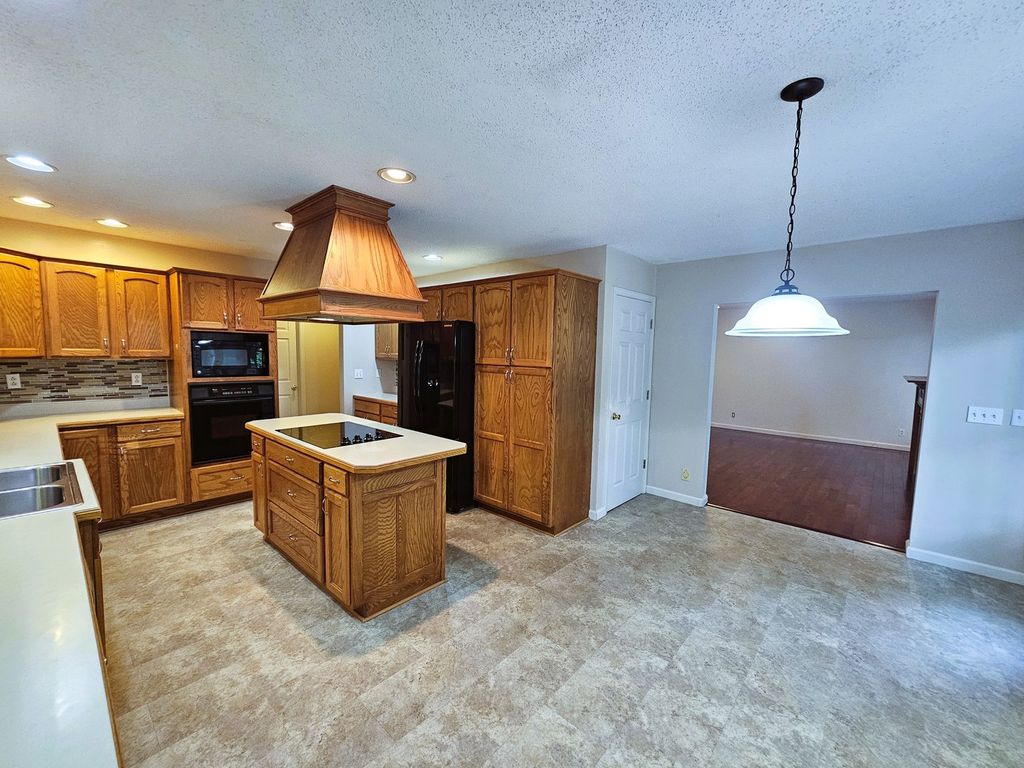 Image 23 of property listing at 14687 N Lost Lake Lane, Mt Vernon, IL 62864