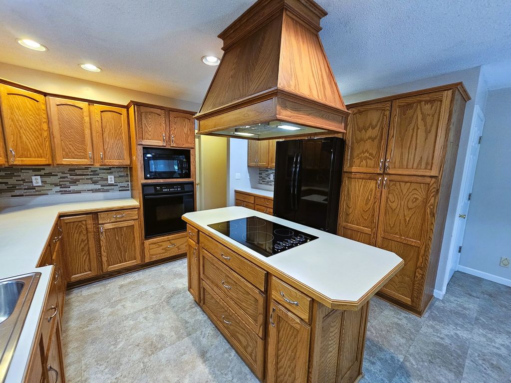 Image 24 of property listing at 14687 N Lost Lake Lane, Mt Vernon, IL 62864