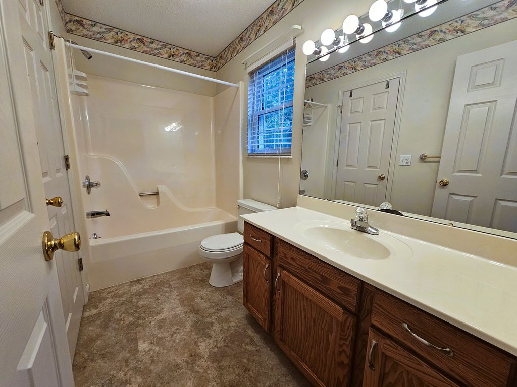 Image 31 of property listing at 14687 N Lost Lake Lane, Mt Vernon, IL 62864