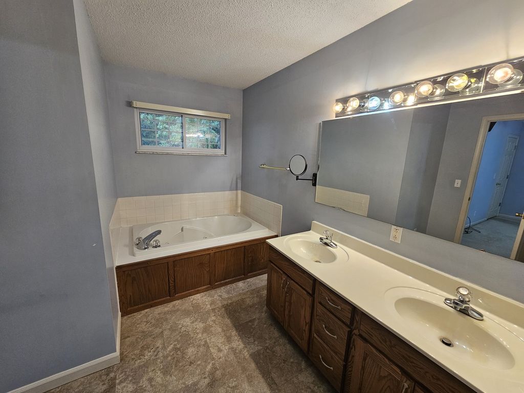 Image 34 of property listing at 14687 N Lost Lake Lane, Mt Vernon, IL 62864