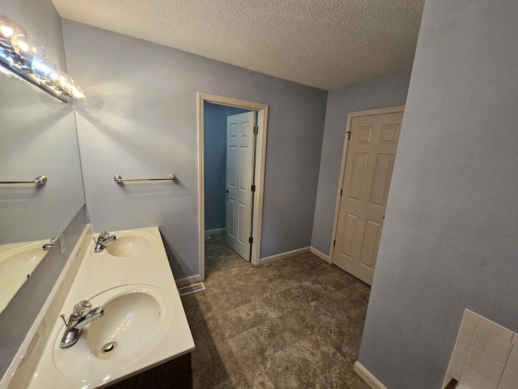 Image 35 of property listing at 14687 N Lost Lake Lane, Mt Vernon, IL 62864