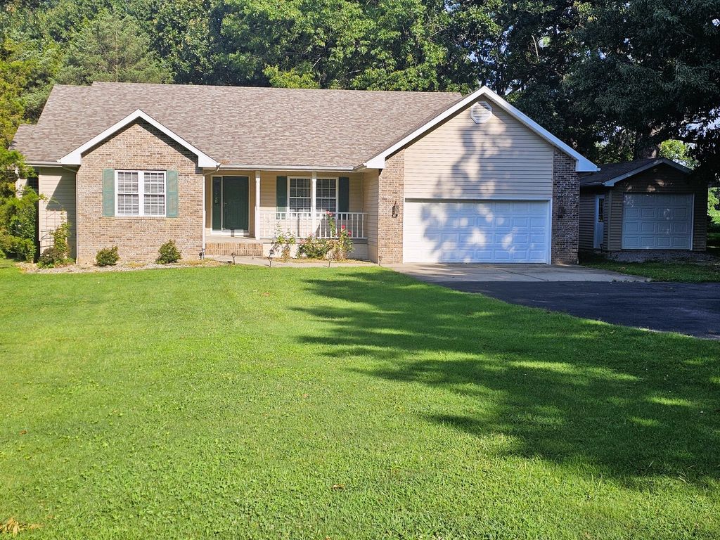 Image 5 of property listing at 14687 N Lost Lake Lane, Mt Vernon, IL 62864