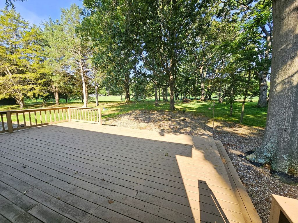 Image 6 of property listing at 14687 N Lost Lake Lane, Mt Vernon, IL 62864