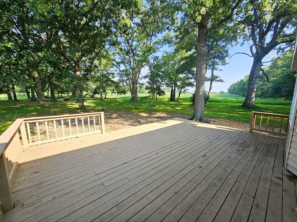 Image 7 of property listing at 14687 N Lost Lake Lane, Mt Vernon, IL 62864