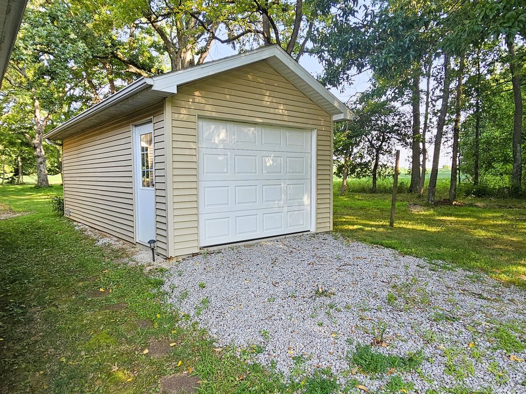 Image 10 of property listing at 14687 N Lost Lake Lane, Mt Vernon, IL 62864