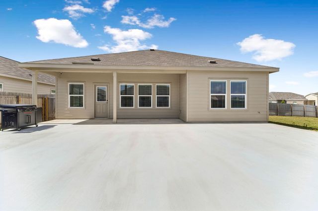 2724 Sierra Chicas LN, Seguin, TX 78155