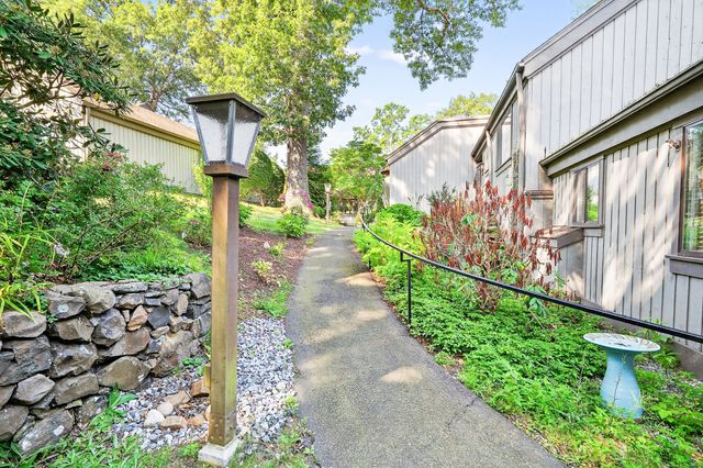 401 Heritage Village B, Southbury, CT 06488