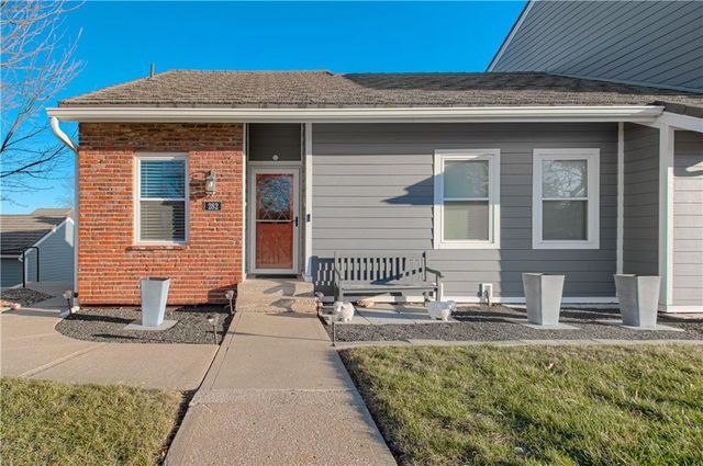 282 NE Bayview Drive, Lee's Summit, MO 64064