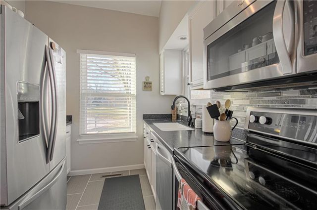 282 NE Bayview Drive, Lee's Summit, MO 64064